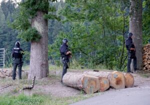 Немецкая полиция прочесывает Шварцвальдский лес / German police combs Schwarzwald Forest