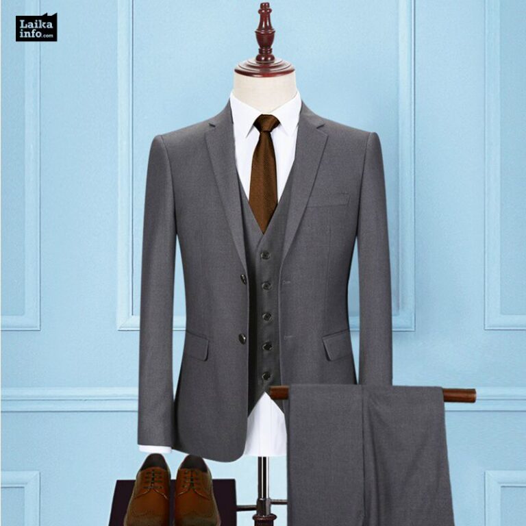 Серый костюм и коричневый галстук