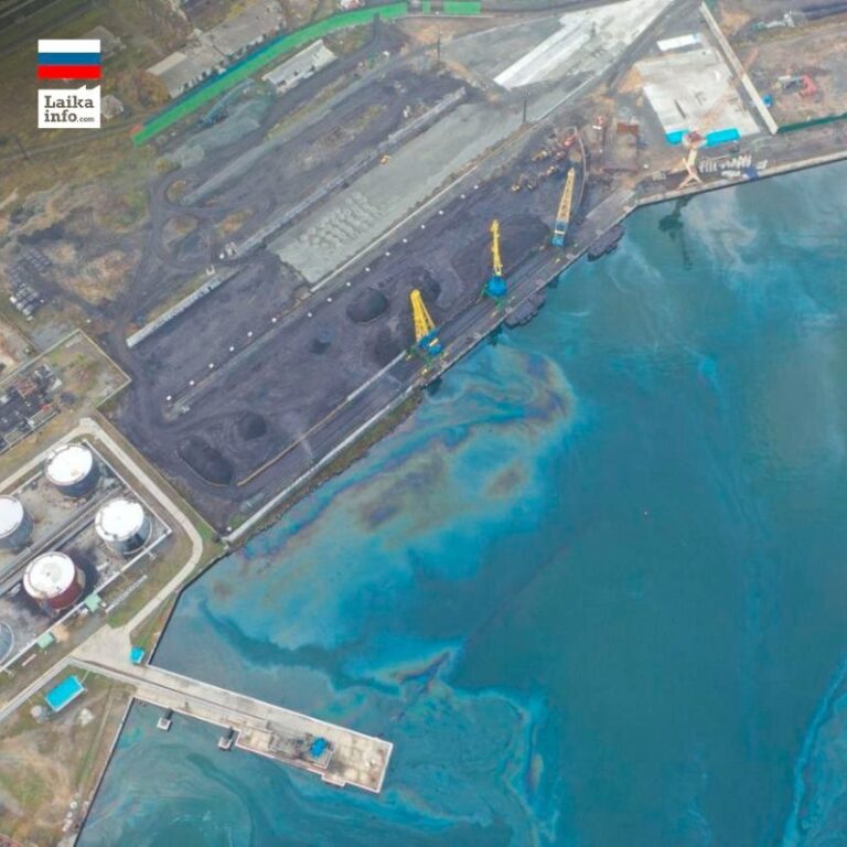 Нефтяное пятно в порту Находки / Oil slick in the port of Nakhodka