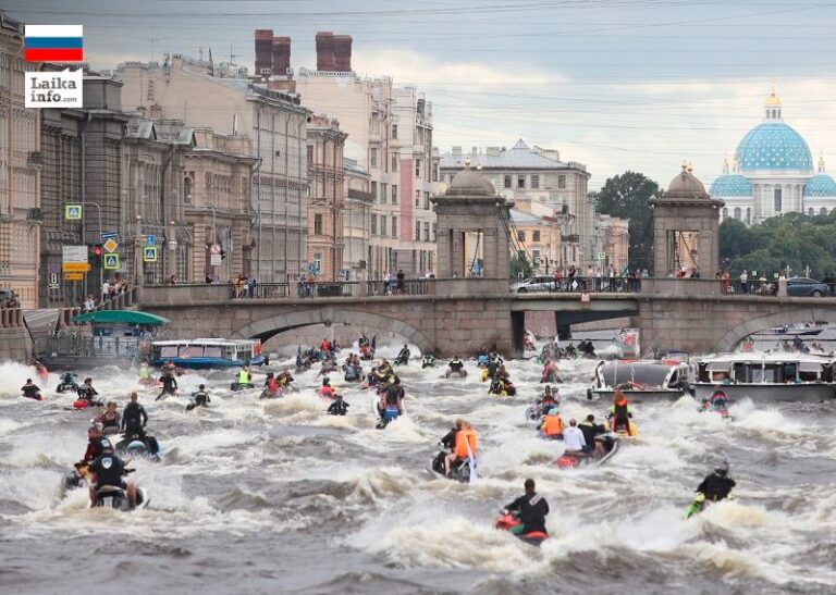 Байкеры на Неве в Санкт-Петербурге Bikers on the Neva river in Saint Petersburg