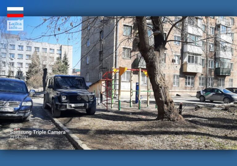 Mercedes Benz G 500 паркуется на детской площадке по адресу: Новосибирск, ул. Д. Бедного, 56