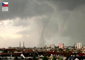 Мощный торнадо разрушает деревни в Чехии