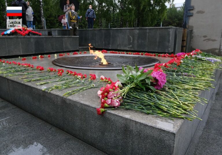 Возложение цветов к Вечному огню на Монументе Славы