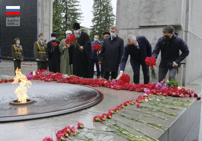 Возложение цветов к Вечному огню на Монументе Славы