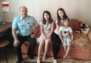 Инспектор ГИБДД из Оренбургской области приютил у себя шестилетнюю девочку из Иркутска