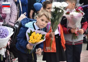 Андрей Травников поздравил всех учеников, их родителей и учителей