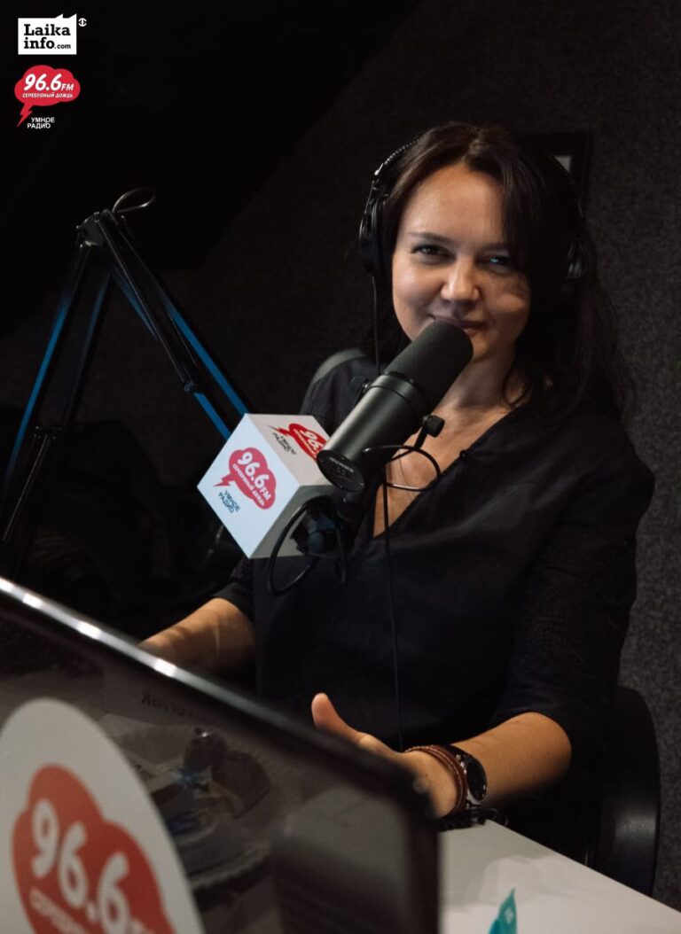 Радиоведущая на радиостанции Серебряный дождь Оксана Фадеева