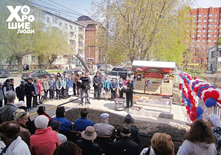 Митинг в честь Дня Победы на площадке со стендами, выступает перед собравшимися председатель Совета дома № 40 А. И. Растегаев