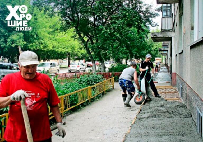 Артур Иванович Растегаев на улице Крылова, 40 создает бетонную отмостку