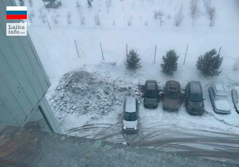 Завал снега по улице Татьяны Снежиной, 21