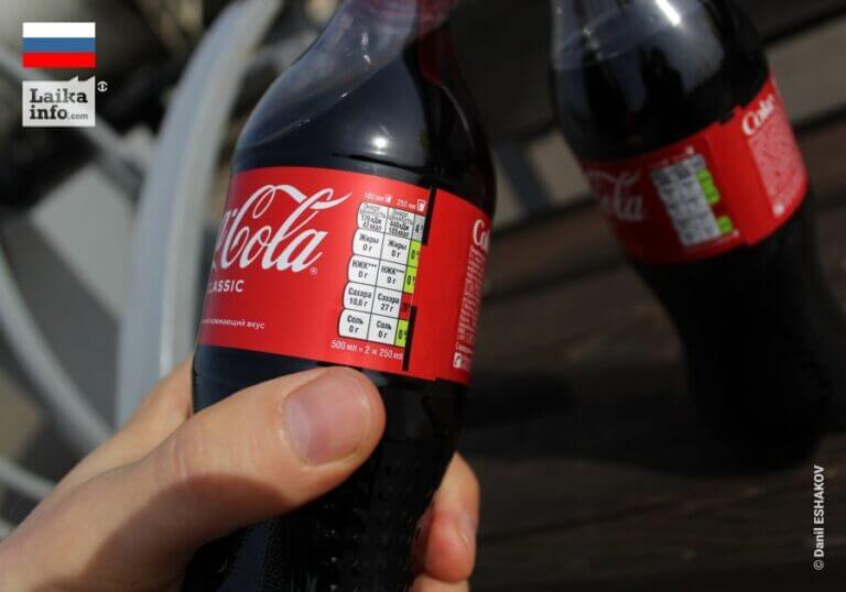 Напиток Coca‑Cola и криво нанесенная этикетка