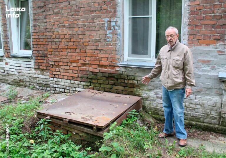 ергей Вениаминович показывает как разрушаются стены дома от излишней влаги