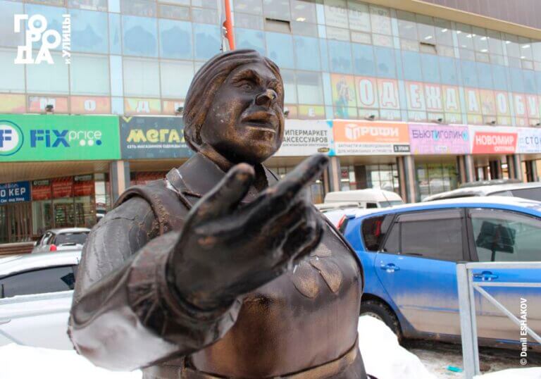 Жанровая скульптура «Сцена покупки» по улице Крылова около Центрального рынка
