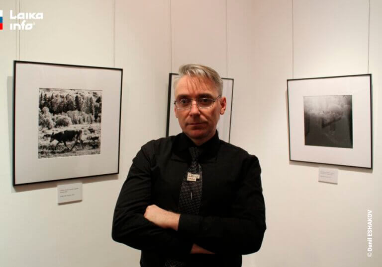 Данил Ешаков на выставке фотографий Сергея Чубарова