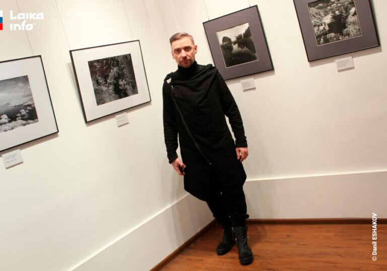 Денис Ешаков на выставке фотографий Сергея Чубарова