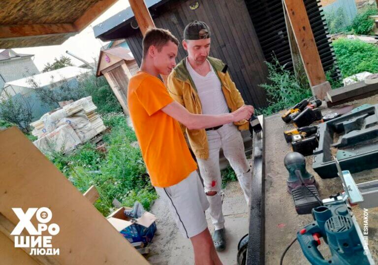 Денис Гришин помогает братьям Ешаковым строить новый дом