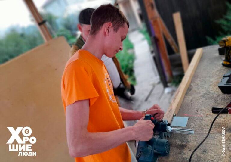 Денис Гришин помогает братьям Ешаковым строить новый дом