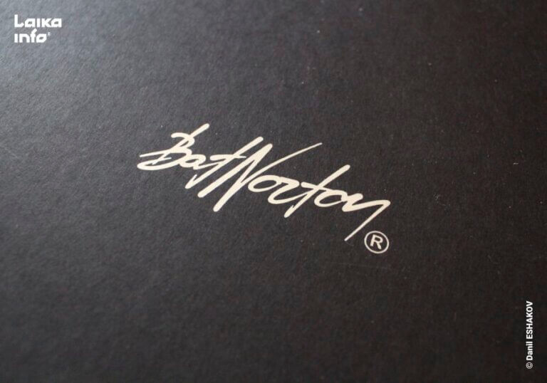 Логотип компании Bat Norton на коробке из под обуви